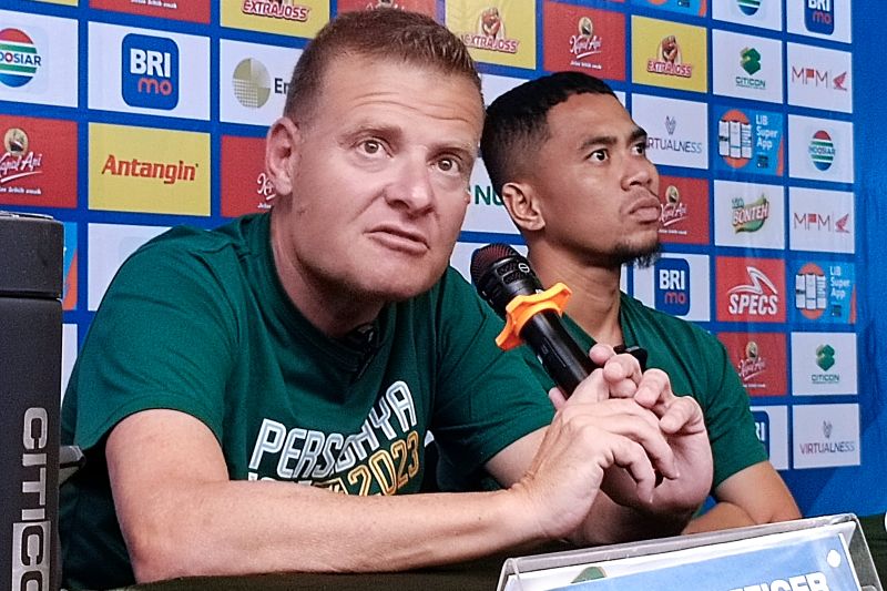 Pelatih Persebaya Josep Gombau (kiri) bersama kapten tim Reva Adi Utama (kanan) saat konferensi pers di Surabaya, Jumat (22/9/2023). (ANTARA/Naufal Ammar Imaduddin) - Image
