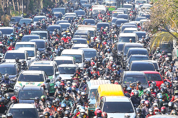 LANGGANAN MACET: Kendaraan terjebak kemacetan di frontage road (FR) Jalan A. Yani sebelum bundaran Taman Pelangi kemarin (21/9). Kepadatan kendaraan terjadi pada pagi dan sore hari. - Image
