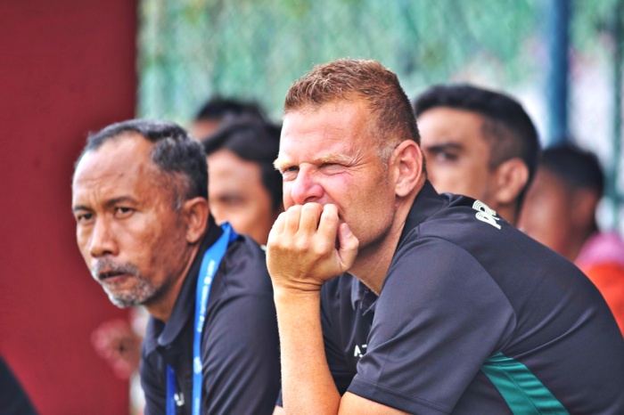 Josep Gombau (kanan) ditemani Uston Nawawi siap memberikan kemenangan bagi Persebaya saat menjamu Arema FC, Sabtu (23/9) sore. - Image