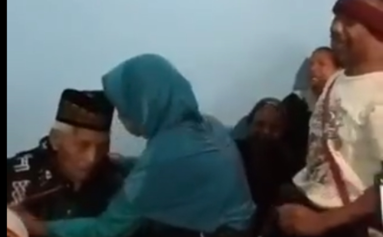 Momen pertemuan ayah dan anak setelah lebih 50 tahun berpisah./X @kegoblogan.unfaedah - Image