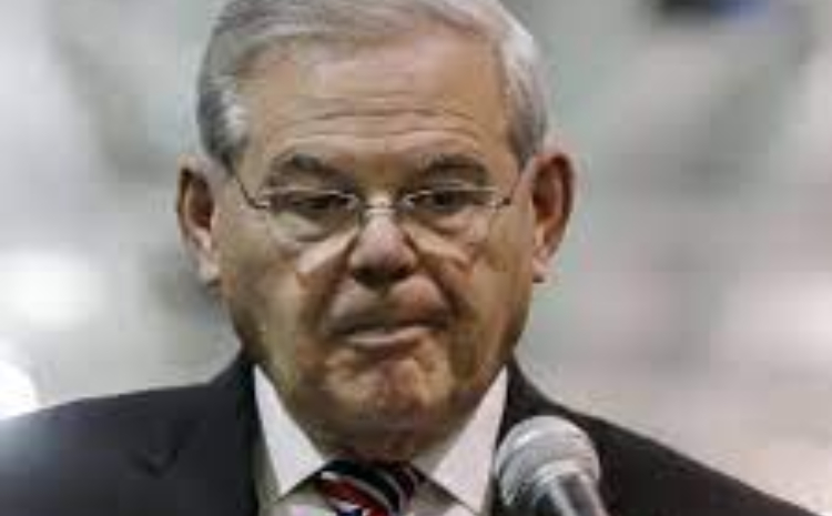 Robert Menendez dari Partai Demokrat dan istrinya diduga menerima secara ilegal emas batangan, uang tunai, mobil Mercedes-Benz mewah, dan hadiah lainnya sebagai imbalan atas bantuan. Foto: Mel Evans/A - Image