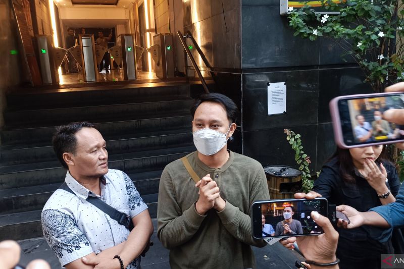 Salah satu pemeran pria dalam kasus film dewasa produksi Kelas Bintang, RA (menggunakan masker), saat mendatangi Polda Metro Jaya, Jumat (22/9/2023). - Image