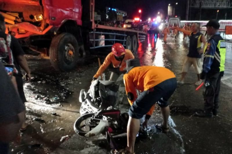 Petugas mengevakuasi kendaraan yang terlibat dalam.kecelakaan di simpang exit Rol Bawen, Kabupaten Semarang, Sabtu malam. (ANTARA/ HO-Humas Polda Jateng) - Image
