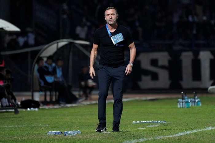 Pelatih Persija Jakarta, Thomas Doll, mengingatkan para pemainnya tak melakukan kesalahan individu saat menghadapi Bali United, Minggu (24/9). - Image