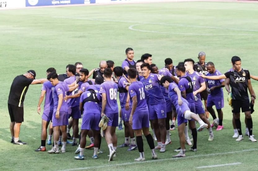 Para pemain Persik Kediri melakukan latihan jelang laga kontra Persikabo 1973. (Instagram/@persikfcofficial). - Image