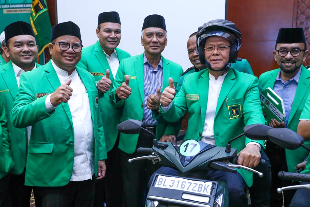 Plt Ketua Umum Partai Persatuan Pembangunan (PPP) Muhamad Mardiono berkeliling Kota Banda Aceh menggunakan sepeda motor bersama para kader. - Image