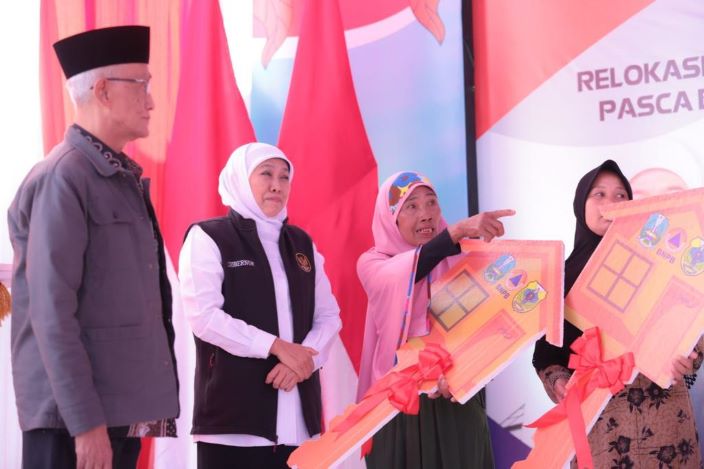 Gubernur Jatim Khofifah Indar Parawansa meresmikan hunian tetap relokasi rumah pasca bencana banjir bandang di Kecamatan Ijen, Kabupaten Bondowoso. - Image