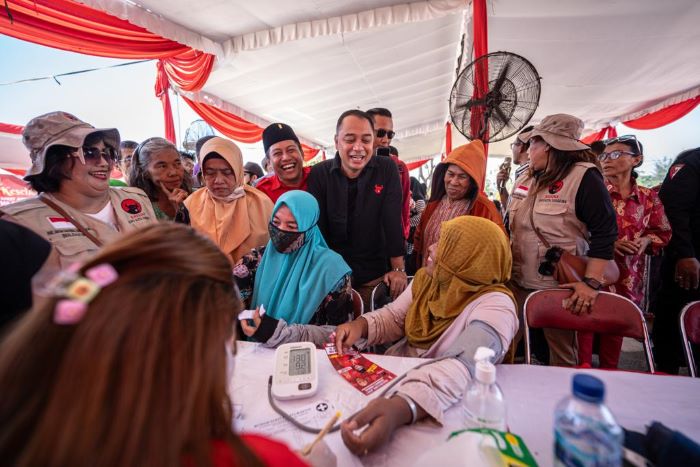 Wakil Ketua DPD PDIP Jatim Eri Cahyadi meninjau baksos kesehatan dari kru medis Kapal Laksamana Malahayati. - Image