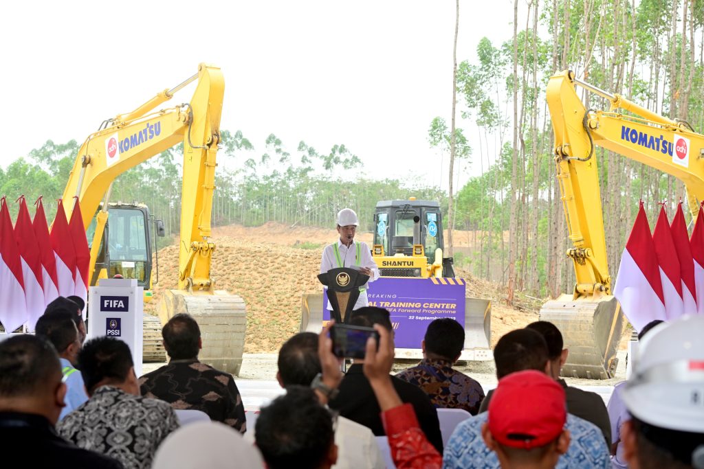Presiden Jokowi melakukan peletakan batu pertama untuk membangun pusat pelatihan sepak bola nasional di IKN. (Foto: BPMI Setpres) - Image