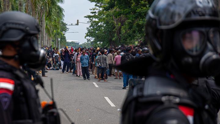 Polisi menjaga aksi unjuk rasa warga Pulau Rempang, Kepulauan Riau. (Antara/Teguh Prihatna) - Image