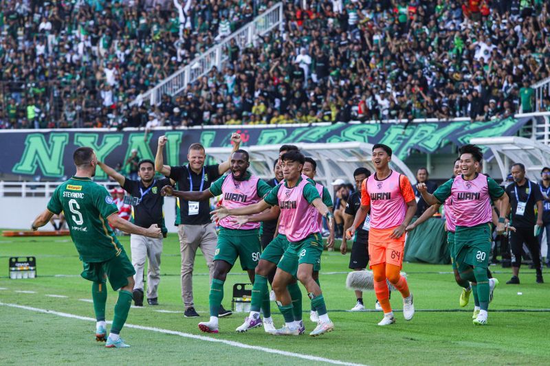 Sejumlah pemain dan ofisial Persebaya melakukan selebrasi usai Dusan Stevanovic mencetak gol ke gawang Arema FC si Stadion GBT Surabaya, Sabtu (23/9/2023). (ANTARA/Rizal Hanafi) - Image