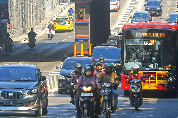 LANCAR: Kondisi lalu lintas di underpass Satelit Jalan Mayjen Sungkono, Jumat (22/9). Pembangunan underpass merupakan salah satu solusi untuk mengurangi kemacetan di seputaran bundaran Taman Pelangi. - Image