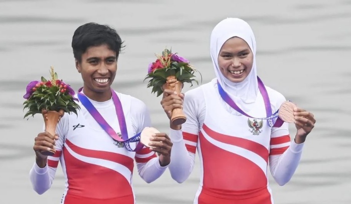 Pedayung putri Indonesia Chelsea Corputty (kiri) dan Mutiara Rahma Putri menunjukkan medali usai berlomba pada final kelas nomor lightweight women - Image