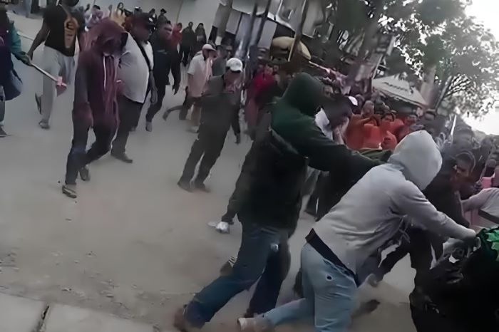 Belasan kios milik pedagang di Pasar Kutabumi, Kecamatan Pasar Kemis, Kabupaten Tangerang, Banten dirusak paksa pada Minggu (24/9) siang oleh sekelompok massa diduga preman. - Image