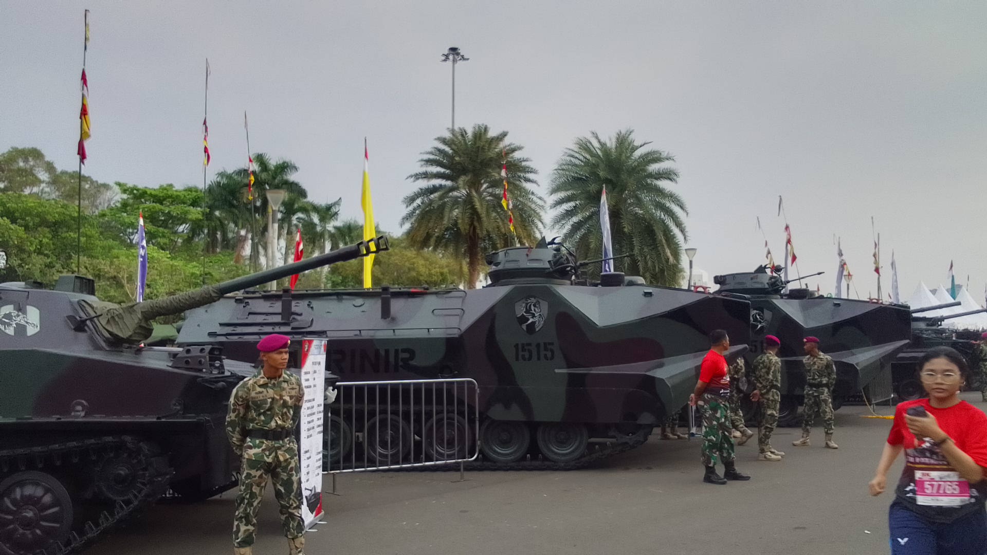 Menjelang HUT ke-78 Tentara Nasional Indonesia (TNI), sejumlah kegiatan mulai dari lomba lari, senam SKJ, donor darah, pameran alutsista, hingga upacara militer parade dilakukan di Lapangan Monas. - Image