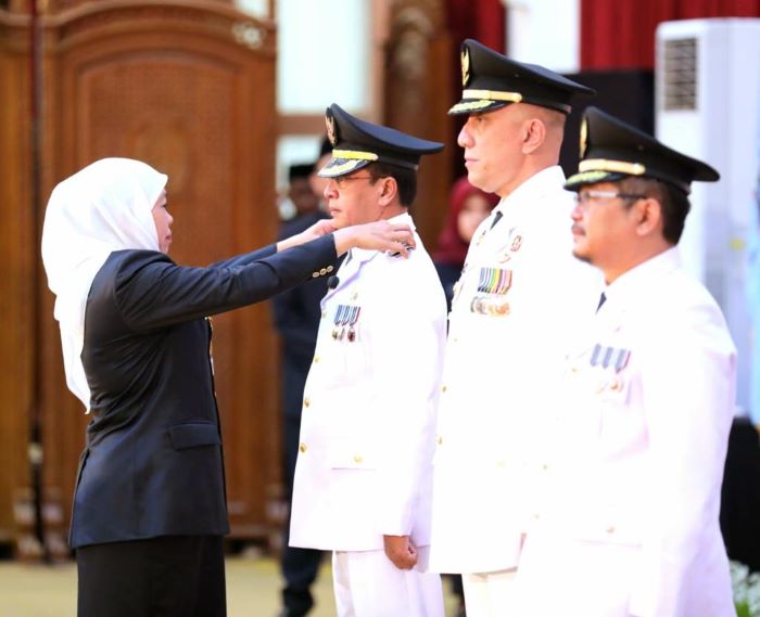 Gubernur Jatim Khofifah Indar Parawansa melantik dan mengambil sumpah jabatan enam penjabat (Pj) bupati di Gedung Negara, Grahadi, Surabaya, Minggu (24/9). - Image