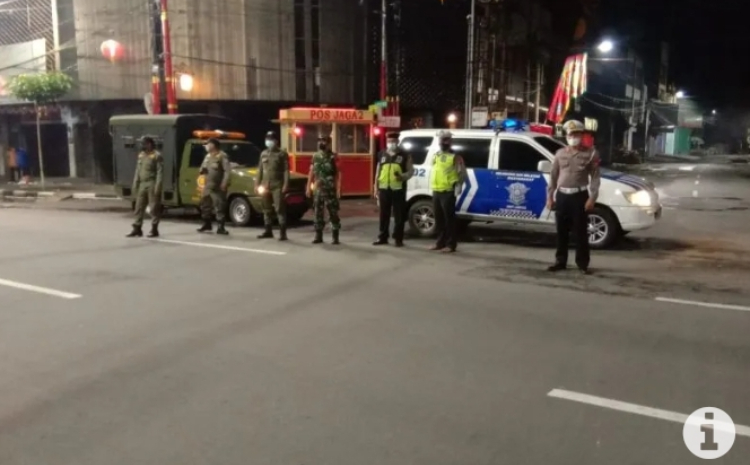 Petugas dari Satpol PP, Polrestabes Surabaya dan TNI berjaga./Antara/HO-Diskominfo Kota Surabaya - Image