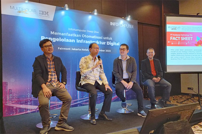 Director Enterprise Application Services Business Multipolar Technology Jip Ivan Sutanto (pegang mik) dalam sebuah seminar yang diselenggarakan oleh Multipolar Technology di Fairmont Jakarta. - Image
