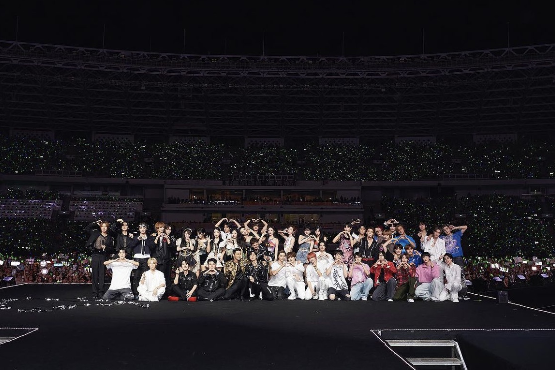 Momen seluruh artis SM Entertainment foto bersama di atas panggung. - Image