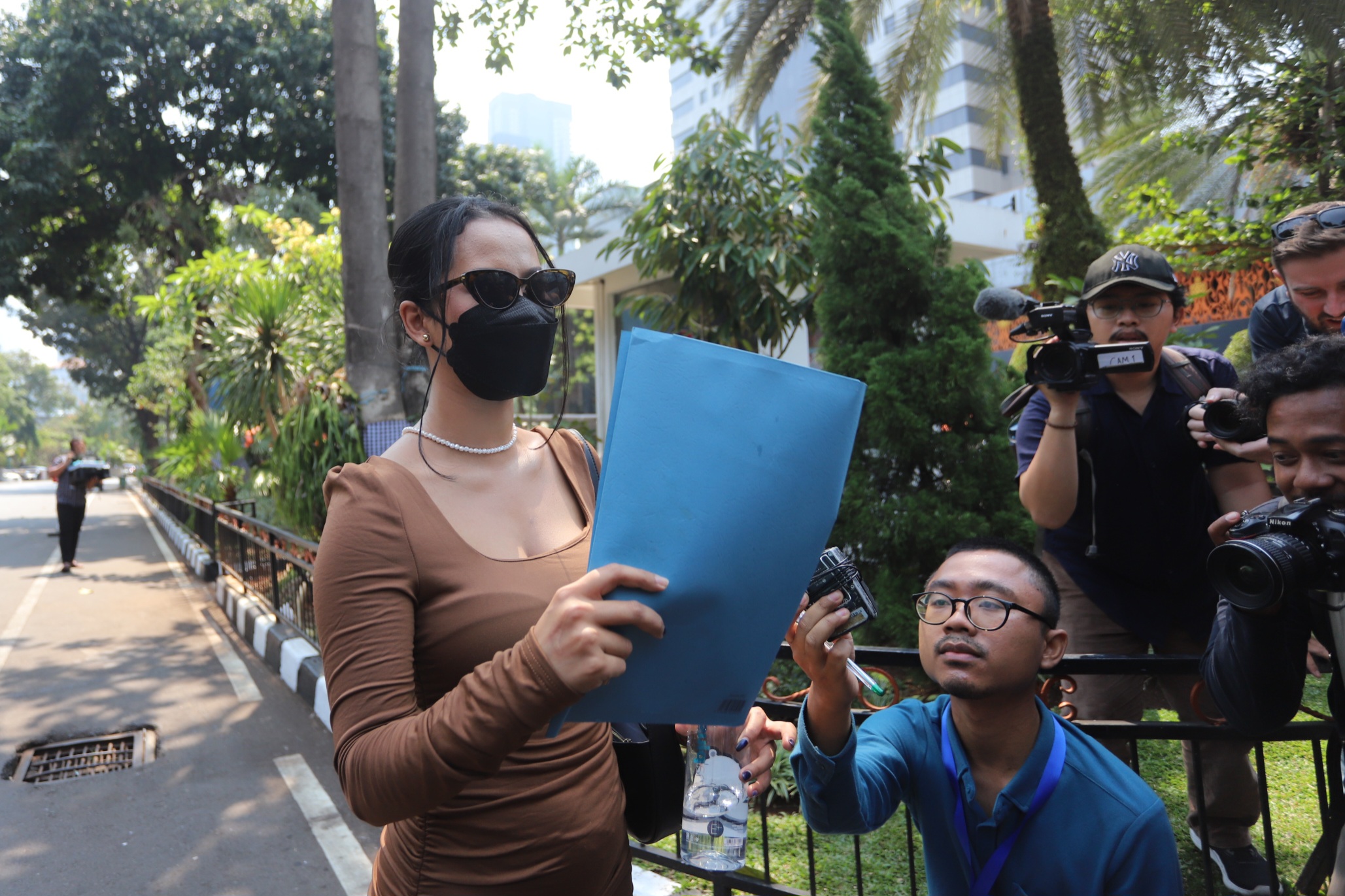 Fransiska Candra Novitasari atau Siskaeee menyapa awak media saat memenuhi panggilan Polda Metro Jaya, Senin (25/9/2023). - Image
