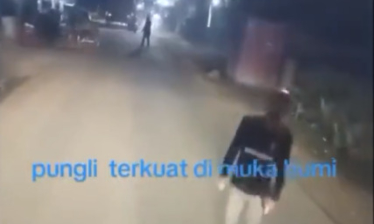 Sopir truk viral usai perlihatkan aksi pungli di daerah Babelan, Kabupaten Bekasi. (akun X @kegblgnunfaedh) - Image