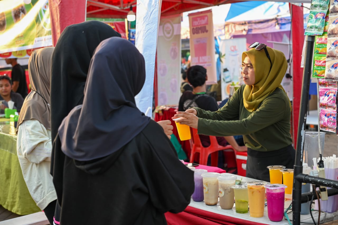 UMKM menjajakan barang dagangannya di Gowa Local Market. (Istimewa) - Image