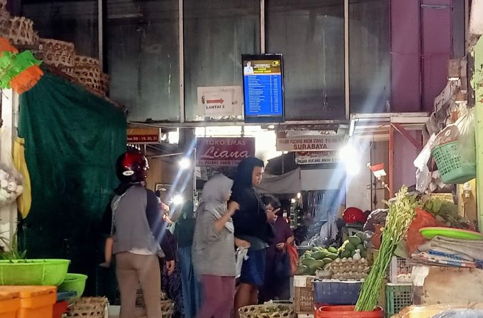 Pemkot Surabaya pasang monitor informasi harga bahan pokok (bapok) di pasar tradisional. - Image