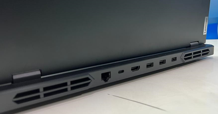 Port pada Lenovo Legion Pro 5 16ARX8 berada di belakang laptop dan lengkap.