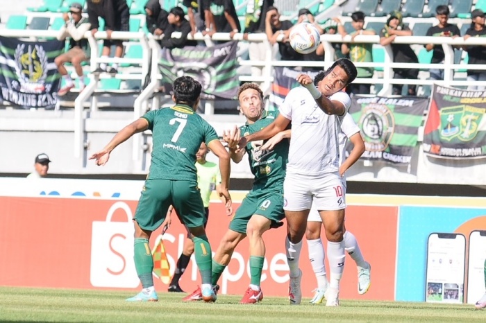 Arema FC saat menghadapi Persebaya Surabaya di Stadion GBT, Sabtu (23/9). Fernando Valente menyebut Singo Edan mendapat pelajaran berharga usai laga tersebut. - Image