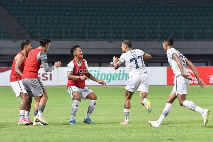 Ciro Alves (dua dari kanan) meluapkan kegembiraannya bersama rekan-rekannya usai mencetak gol ke gawang Bhayangkara FC. - Image