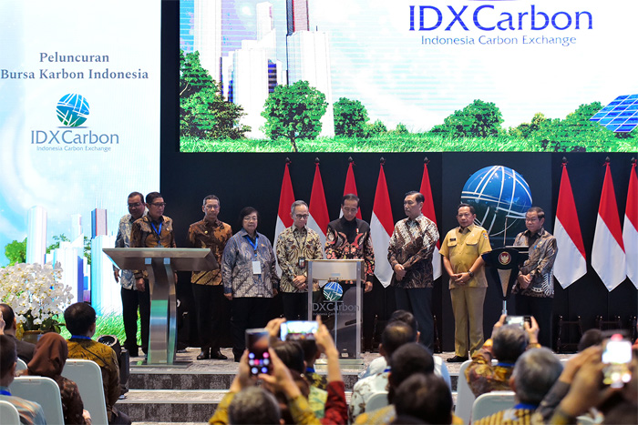 Presiden Joko Widodo meluncurkan sekaligus membuka Perdagangan Perdana Bursa Karbon Indonesia, di Main Hall Bursa Efek Indonesia (BEI), di Jakarta, Selasa (26/9). - Image