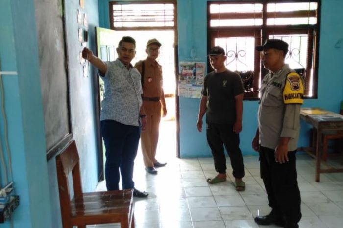 Polisi mengecek lokasi pembacokan terhadap guru yang dilakukan seorang siswa Madrasah Aliyah di Demak. - Image