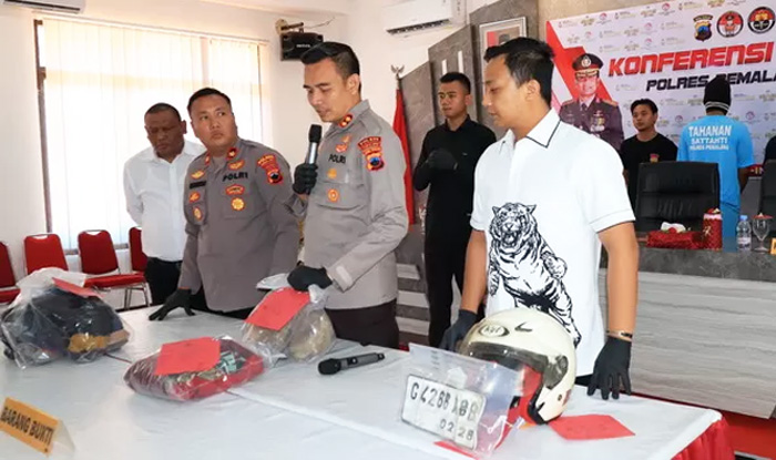 KETERANGAN PERS: Kapolres Pemalang AKBP Yovan Fatika Handhiska Aprilaya saat memimpin konferensi pers di Aula Tribrata Polres Pemalang, Senin (25/9). - Image