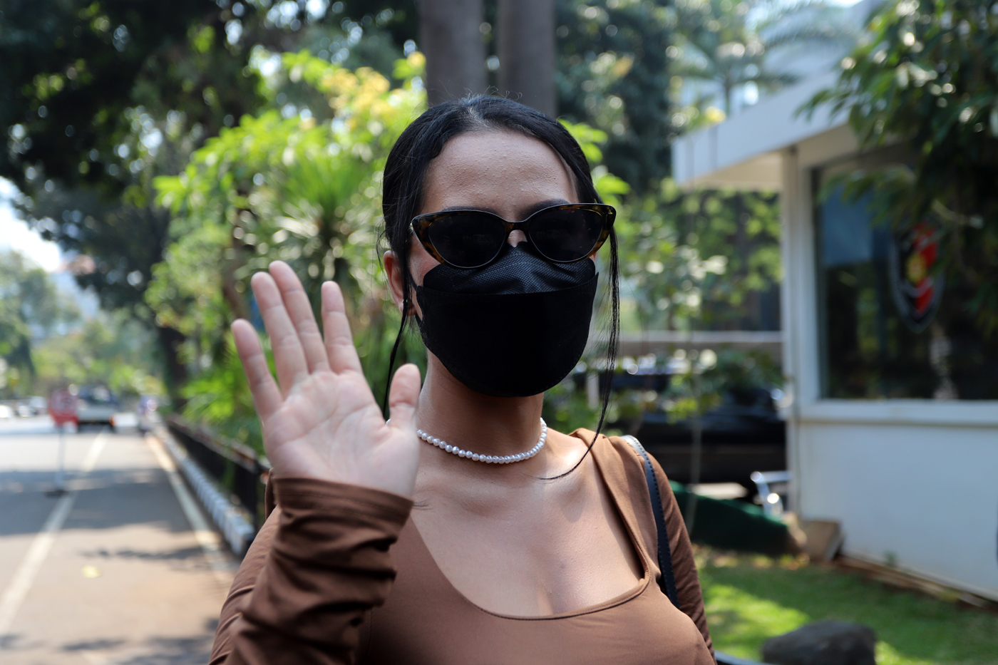 Fransiska Candra Novitasari atau Siskaeee menyapa awak media saat memenuhi panggilan Polda Metro Jaya, Senin (25/9/2023). - Image