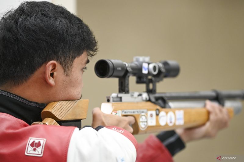 Petembak Muhammad Sejahtera Dwi Putra (Tera) membidik sasaran pada final 10 meter running target mixed run Asian Games 2022 di Fuyang Yinhu Sports Centre, Hangzhou, Tiongkok. (ANTARA) - Image
