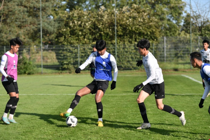 Arkhan Kaka (tengah) menjalani latihan rutin bersama timnas Indonesia U-17 di Jerman. (pssi) - Image