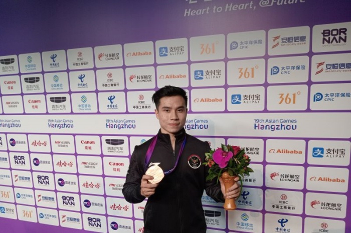 Atlet wushu Seraf Naro Siregar berpose dengan medali perunggu Asian Games 2022 setelah bertarung di Xiaoshan Guali Sports Centre, Hangzhou, Tiongkok, Rabu(27/9). (Antara/Rauf Adipati) - Image