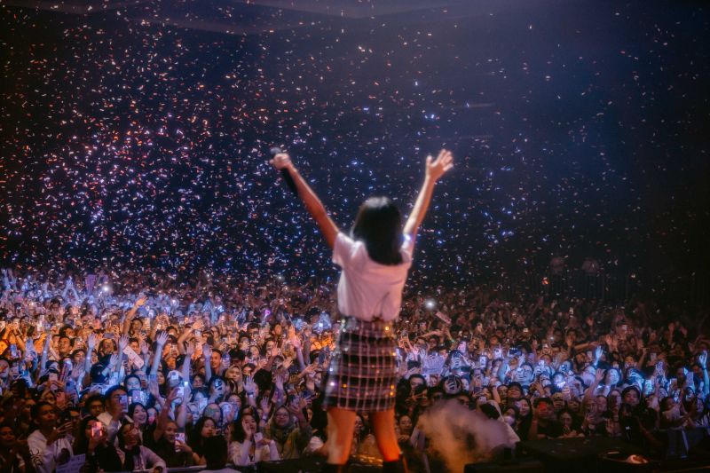 Ungkapan terima kasih NIKI untuk para penggemarnya yang telah hadir pada hari pertama "Nicole World Tour in Jakarta 2023". (ANTARA/HO/Natt Lim) - Image