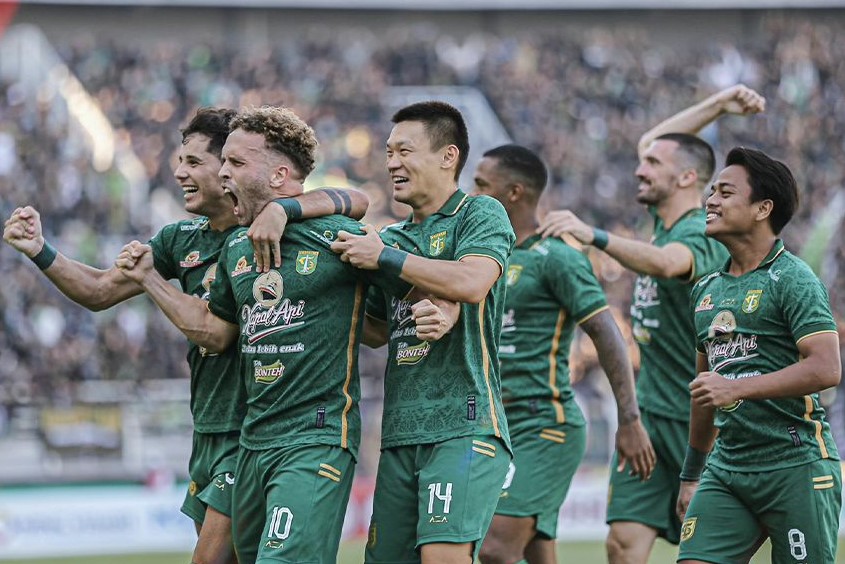 Pemain Persebaya Surabaya merayakan gol Ze Valente kontra Arema FC. - Image