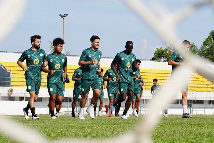 Pemain Barito Putera menjalani persiapan sebelum menghadapi RANS Nusantara FC, Jumat (29/9). - Image