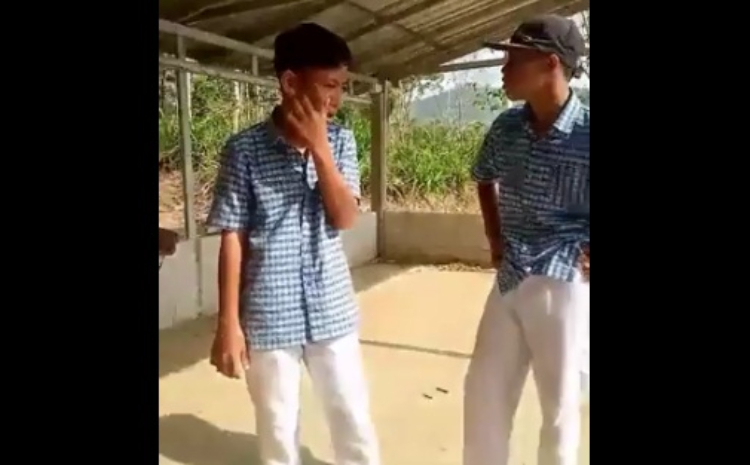 Cuplikan perundungan oleh Siswa SMP di Kabupaten Cilacap. Sumber foto : akun X @kebebasanyuhu. - Image