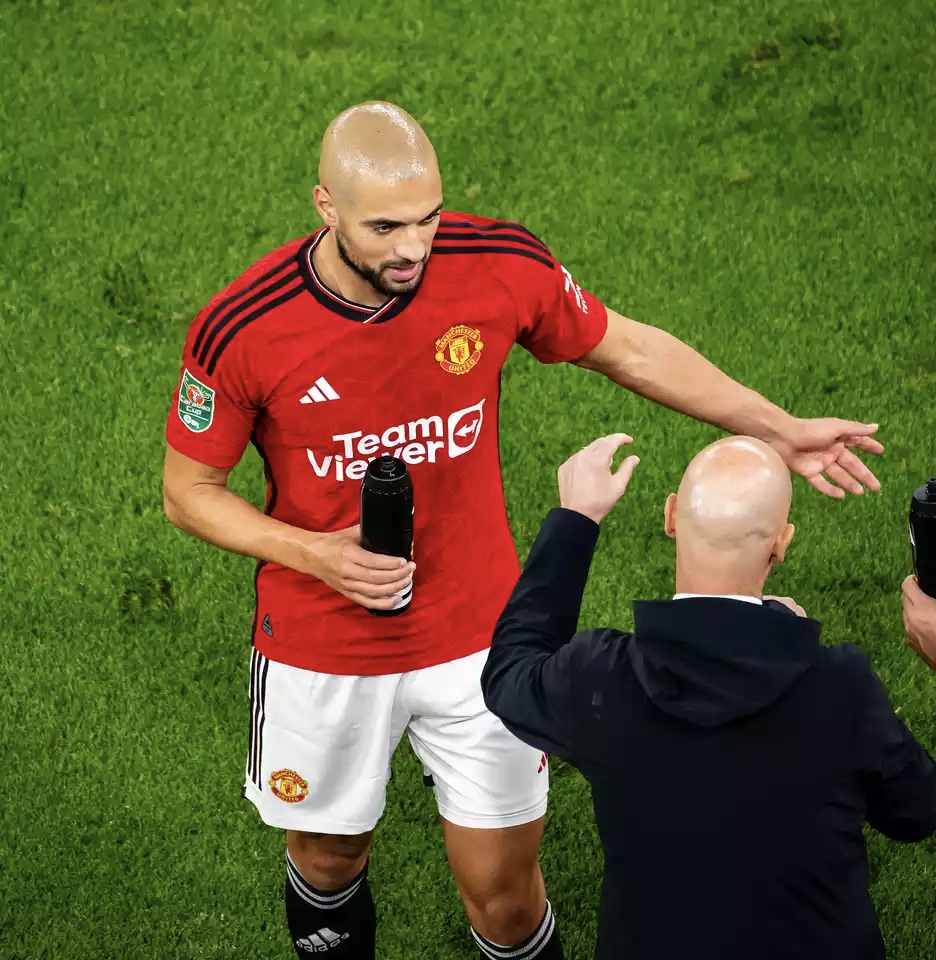 Sofyan Amrabat saat mendapat arahan langsung dari Erik Ten Hag./manutd.com - Image
