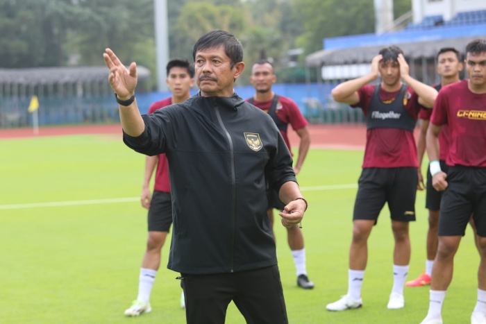 Indra Sjafri saat memberikan instruksi kepada para pemainnya jelang menghadapi Uzbekistan di babak 16 besar Asian Games 2022, Kamis (28/9). (pssi) - Image