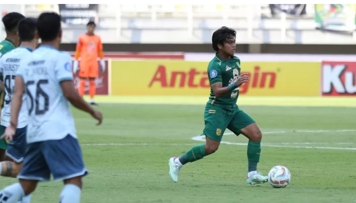 Andre Oktaviansyah saat memberikan assist atas kemenangan Persebaya Surabaya kontra Persita Tangerang. - Image