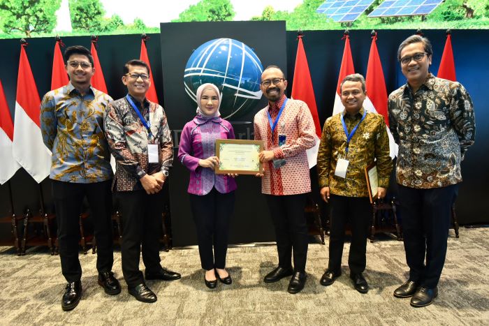 Pertamina Patra Niaga beli sertifikat penurunan emisi dengan total nilai mencapai lebih dari Rp 922 juta atau setara dengan kontribusi pengurangan emisi karbon mencapai 19.989 ton. - Image