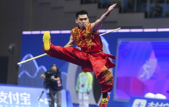Pewushu Indonesia Harris Horatius tampil pada final nomor nangun putra Asian Games 2022 di Xiaoshan Guali Sports Centre, Hangzhou, Tiongkok, Selasa (26/9). - Image