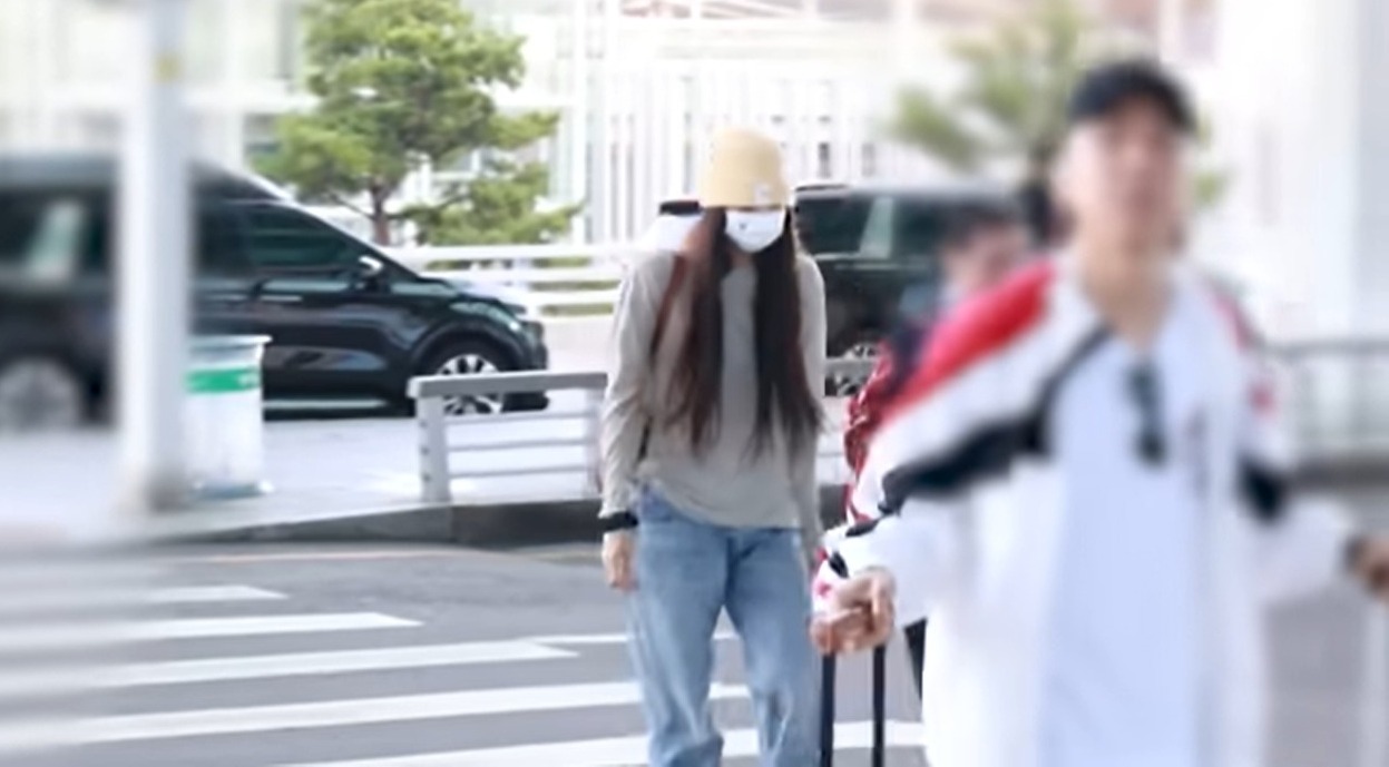 Lisa Terlihat di Bandara Incheon Tanpa Staff YG Entertainment (NewsenTV) - Image