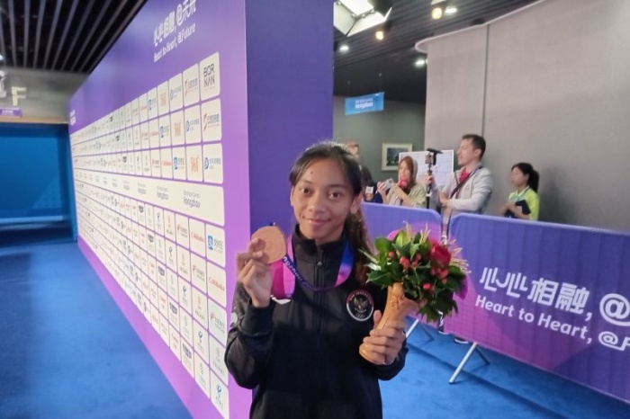 Atlet wushu sanda putri Tharisa Dea Florentina berpose di mixed zone Xiaoshan Guali Sports Centre, Hangzhou, Kamis (28/9). (Antara/Rauf Adipati) - Image