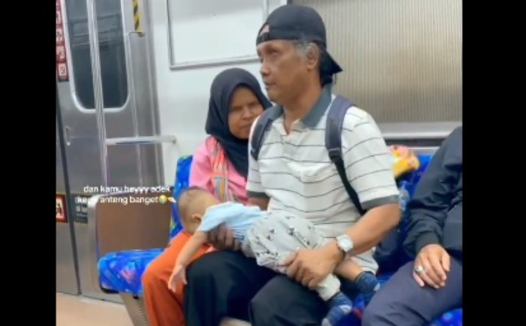 Pasangan Tunanetra naik Kereta Commuter Line dengan membawa anak kecil. Sumber foto : akun X @chyntiaaasari. - Image