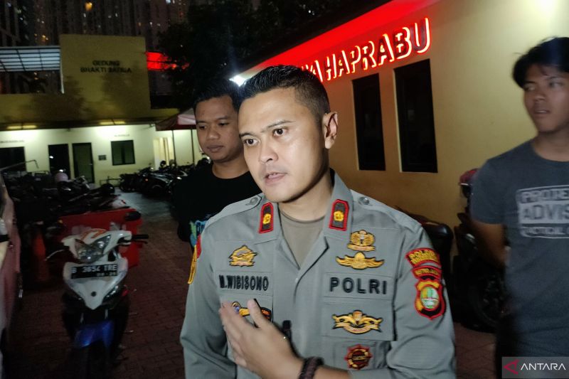 Kapolsek Tanjung Duren Kompol Muharam Wibisono Adipradono saat memberikan keterangan terkait kasus pembunuhan di Central Park Mall Tanjung Duren. - Image